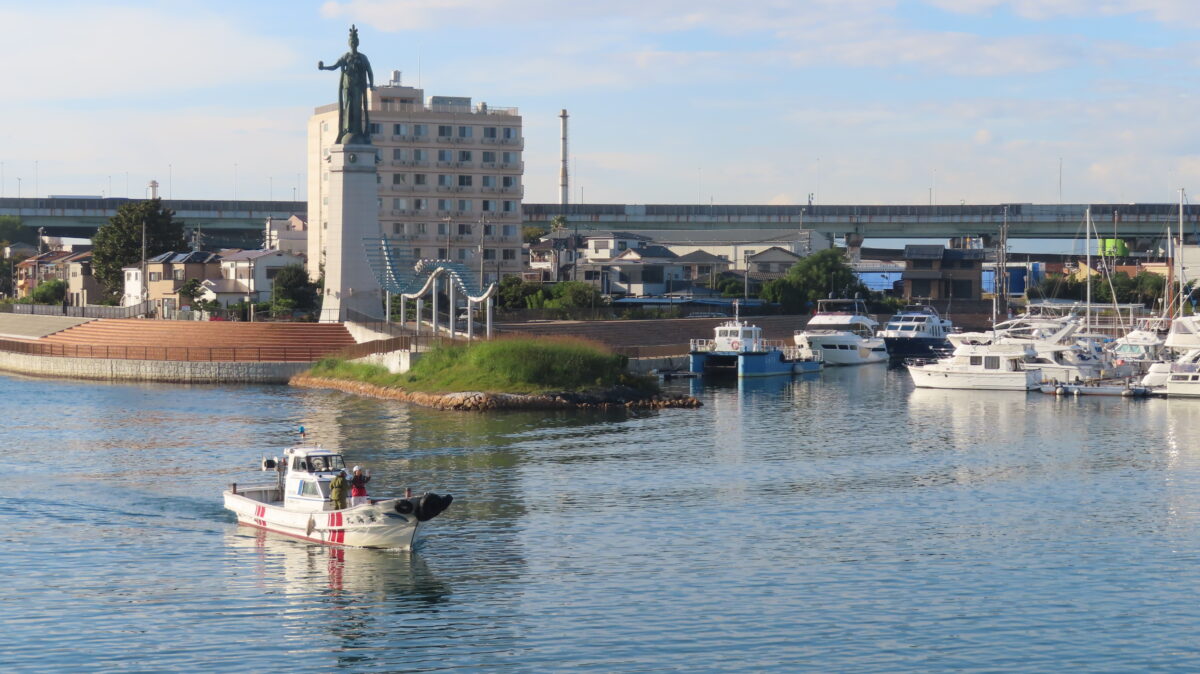 Ship returning to Old Sakai Port from Osaka Bay