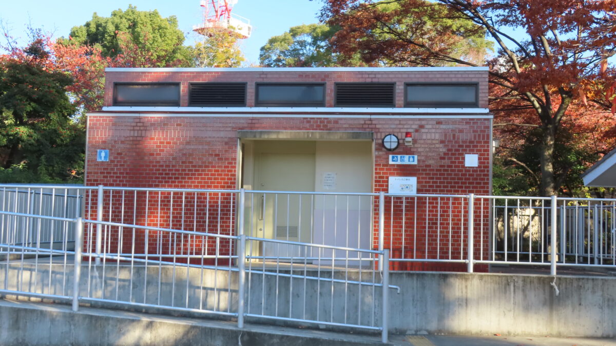 Toilet located a short walk from under the Sakuranomiya Bridge