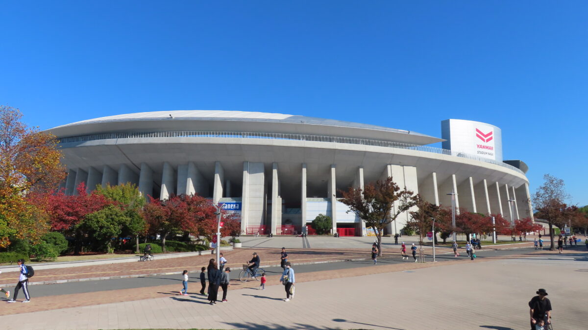 Autumn leaves in front of Yanmar Stadium Nagai