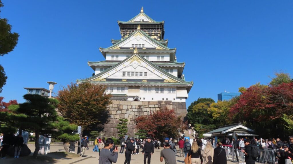 Front view of Osaka Castle Tower