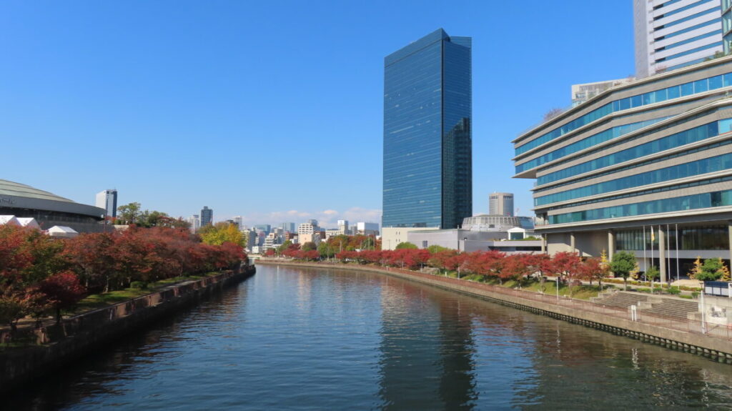 Autumn leaves along the Daini Neyagawa River