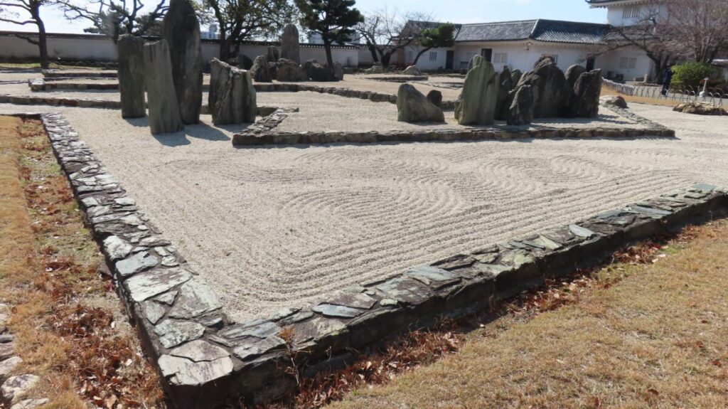 Hachijin-no-niwa garden at Kishiwada Castle featuring beautiful sand patterns and rocks